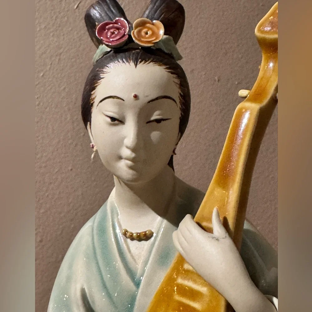 Seated Japanese Geisha Girl Playing the Pipa Hand Painted Porcelain Figurine 🏯